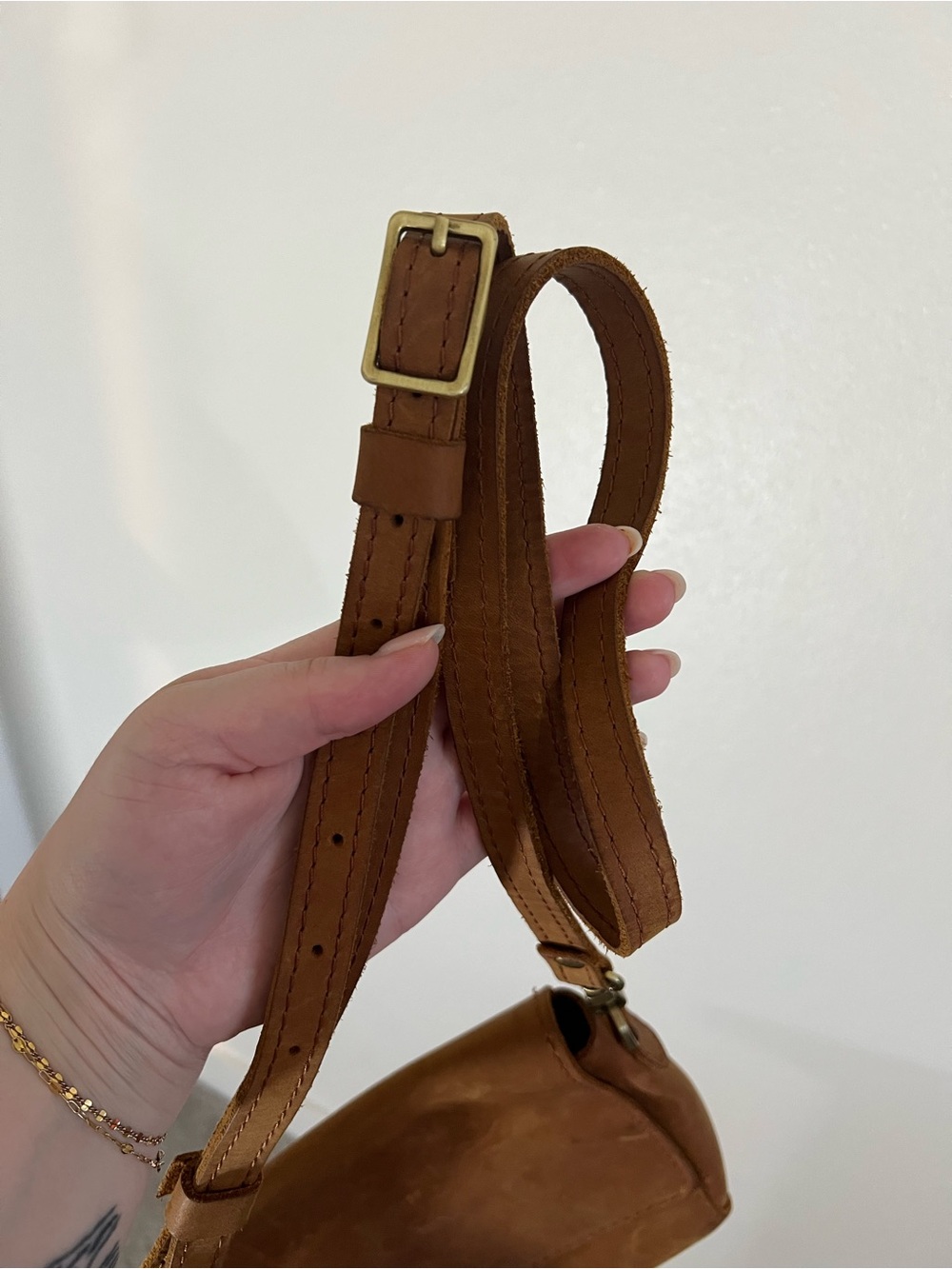 Portland Leather Metro Medium Crossbody Bag with Adjustable Strap - Picture 4 of 8
